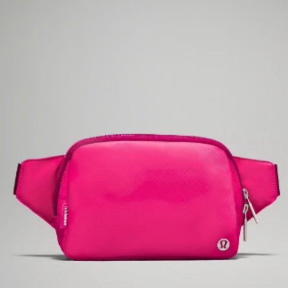 NWT LULULEMON Everywhere Belt Bag 2L RBCO/WLDB Raspberry Coulis /Wild Berry NEW - Picture 1 of 2